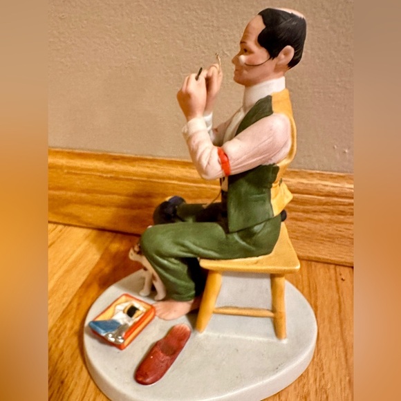Norman Rockwell collectible porcelain figurine “Man Threading A Needle” - Picture 5 of 8